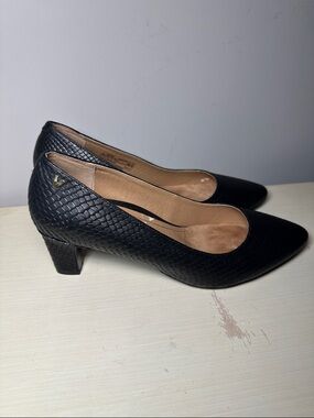 Vionic Mia Black Textured Pointed Toe Mid-Heel Pumps